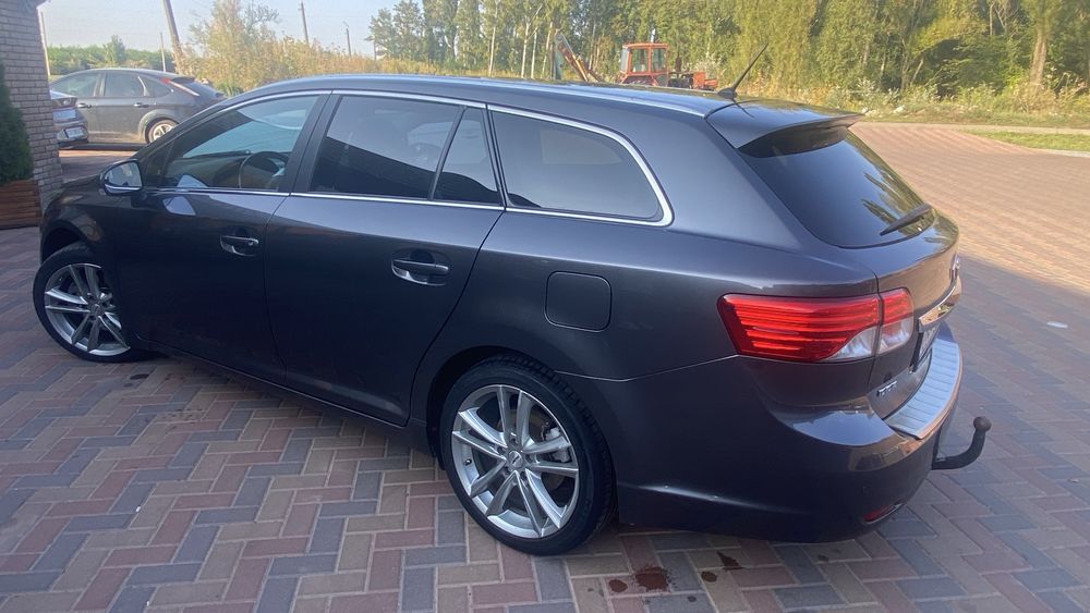 Продам тойота авенсис т27 автомат универсал 2013гв дизель 2,23