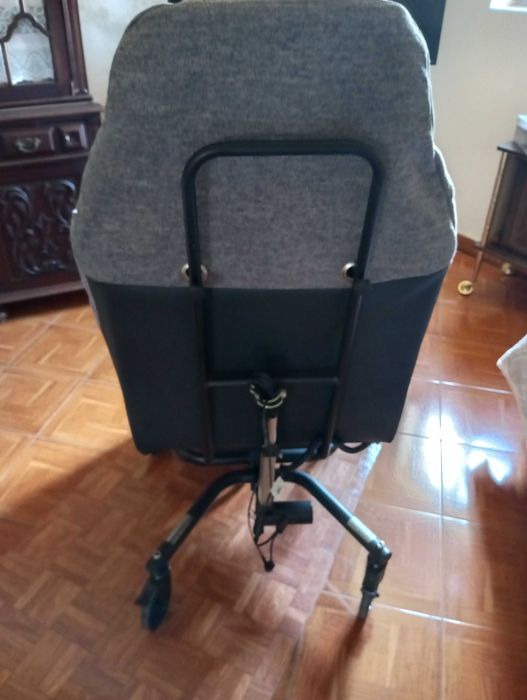 cadeira de massagens cinzenta seminova