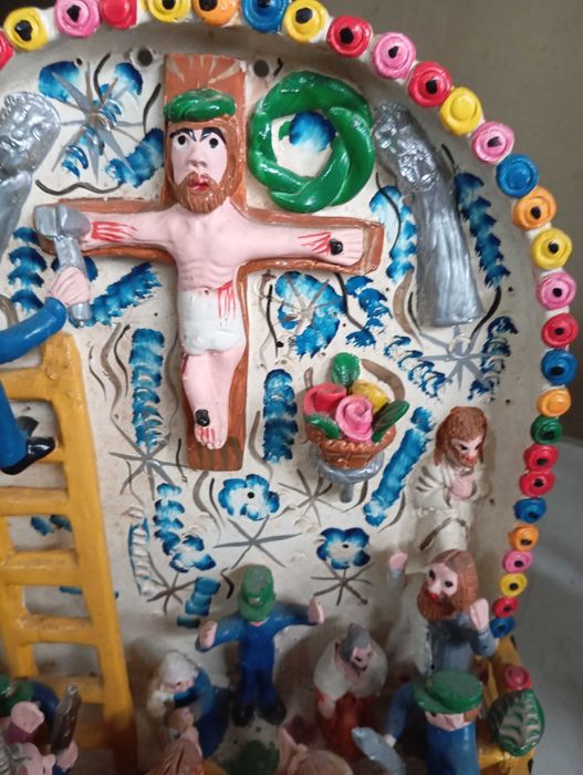 Altar com formato de alminhas para adoração de Cristo na Cruz