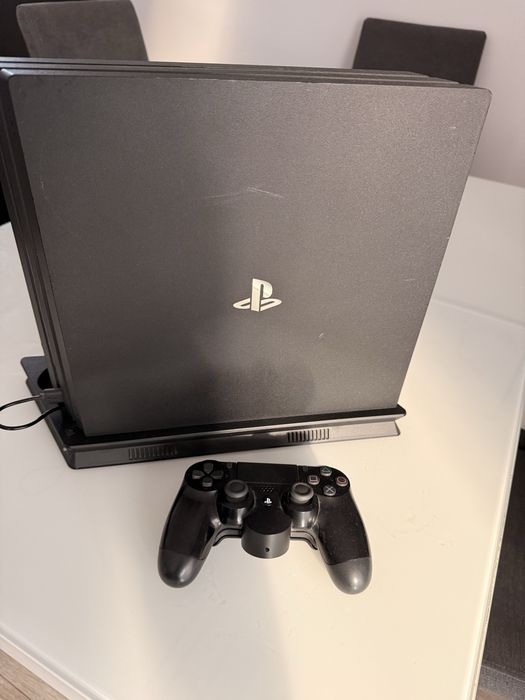 PS4 PRO 1TB z kierownica HORI RWA