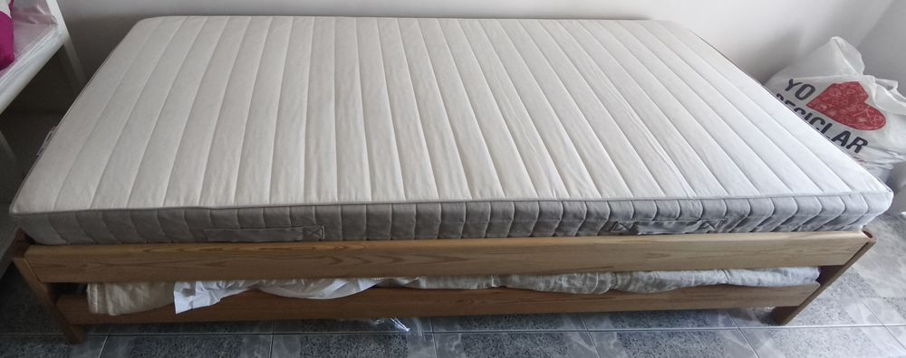 Cama Ikea dupla.