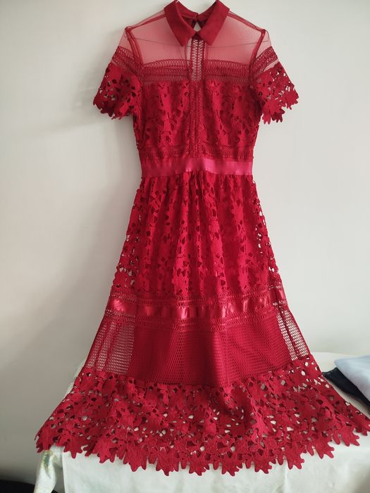 Бордово червоне плаття .