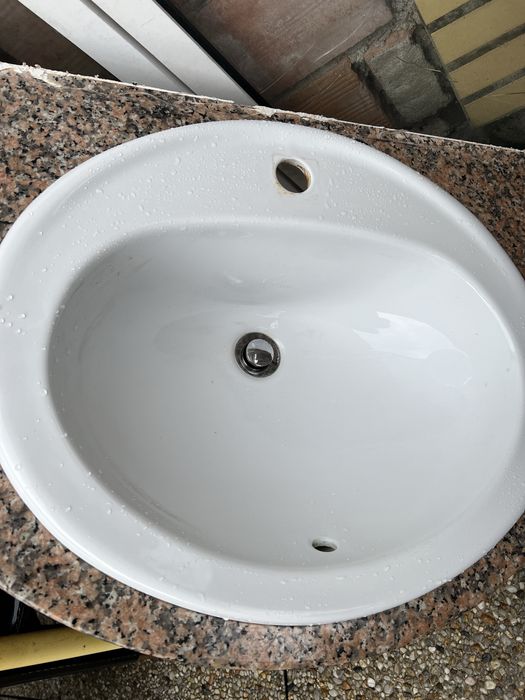 Pedra mármore com pia , para casa de banho  em bom estado .