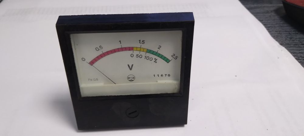 Woltomierz tablicowy ERA 2,5V DC – Klasa 0,5 (Precyzyjny)