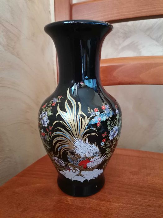 Czarny wazon z kogutem