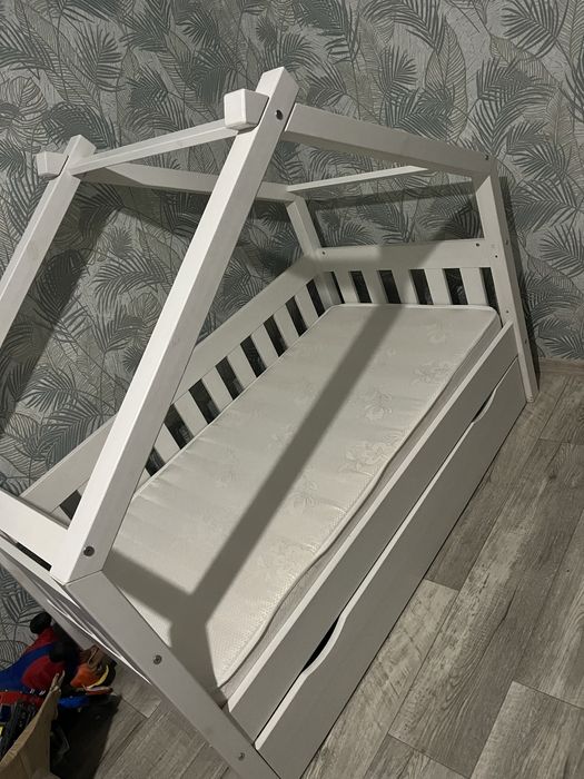 Кровать детская с матрасом