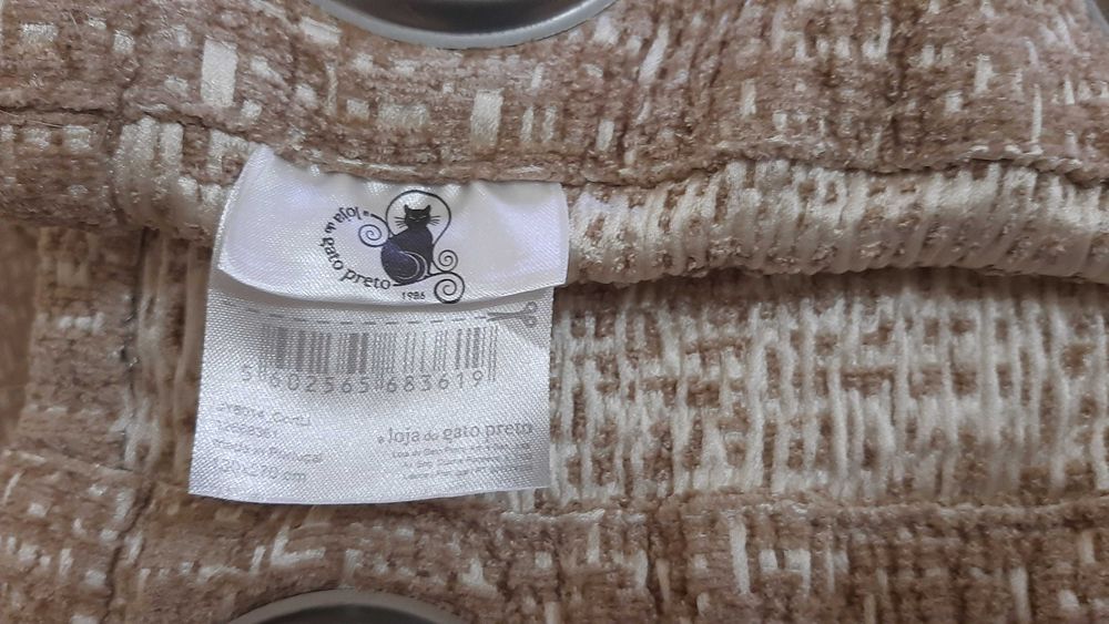 Cortinados com almofadas