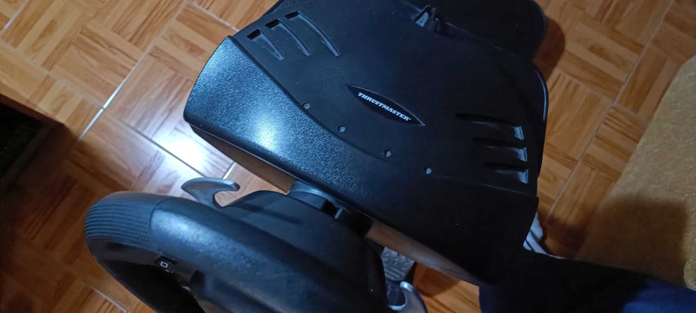 Volante + Pedais THRUSTMASTER T80 Ferrari com suporte