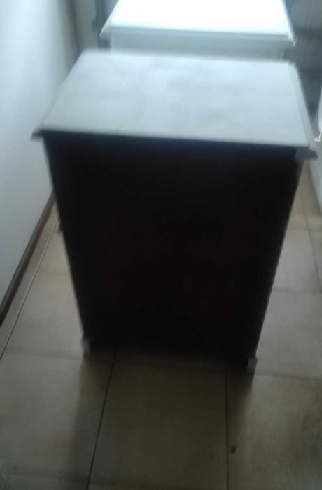 Mesas de cabeceira,pintadas a branco