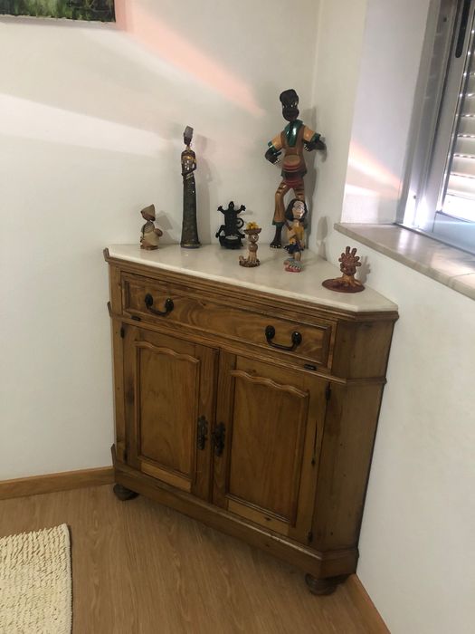 Armário de canto em madeira maciça