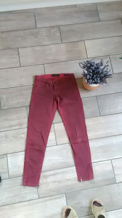 Guess oryginalne bordowe spodnie, zamki na dole r. S