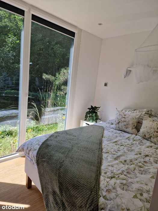 Dom nad dzikim jeziorem – 35 m² ciszy, lasu i szybkiego
internetu