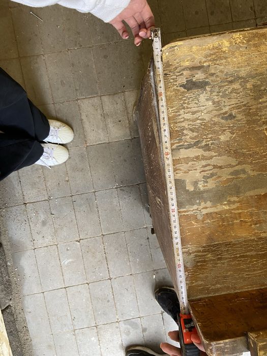 stara toaletka z dużym lustrem