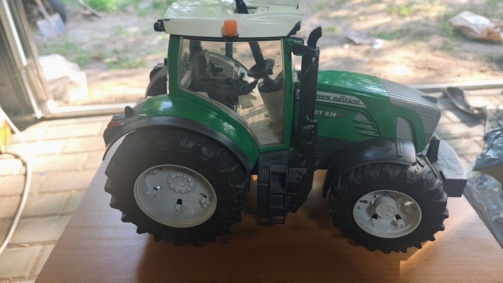 Bruder fendt green
