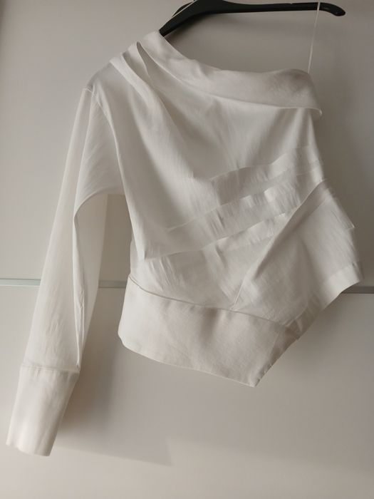 Blusa branca assimétrica