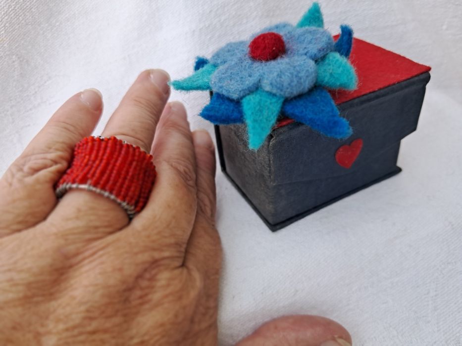 Conjunto Artesanal de Oferta: Caixa + Pregadeira Lã Feltrada + Anel Ajustável