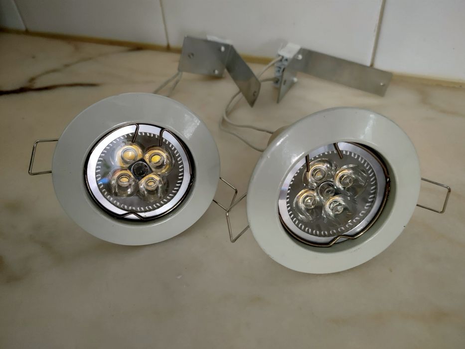 Projectores para tectos falsos usados a funcionar com