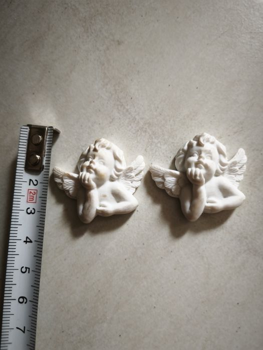 Dois pequenos apliques anjos