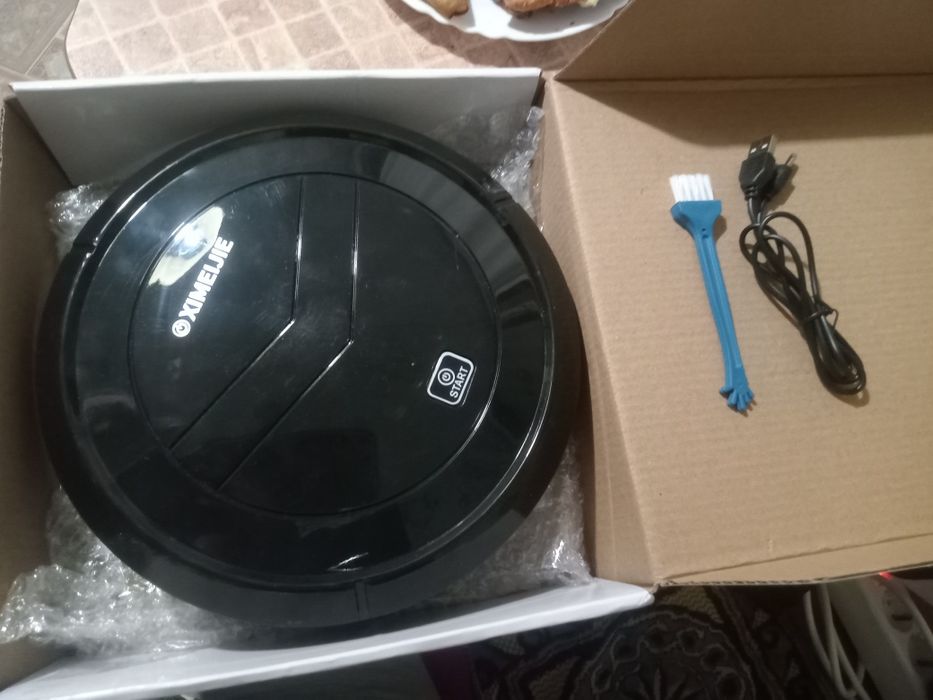 Робот пилосос...