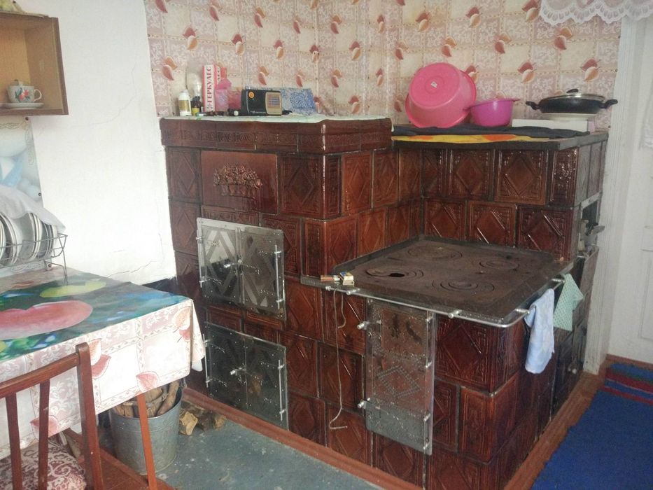 Продам 4 кімнатни будинок 35 км від Чернівців ,село Ржавенці