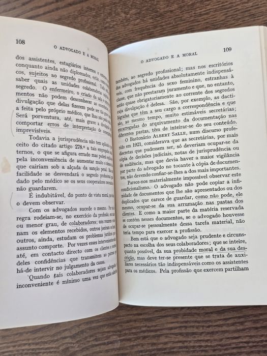 Livros jurídicos / Direito / 1 = 2,5€ / 10 = 20€