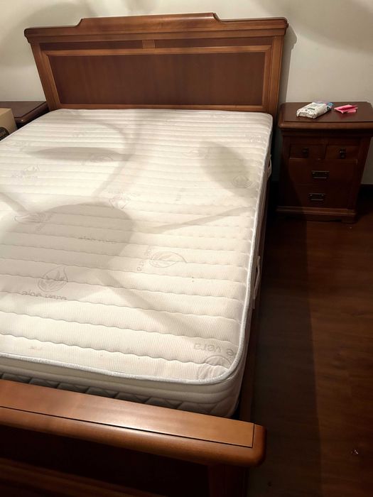 Cama e duas mesas de cabeceira