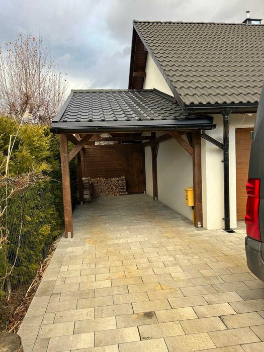 Altany, wiaty, garaże.