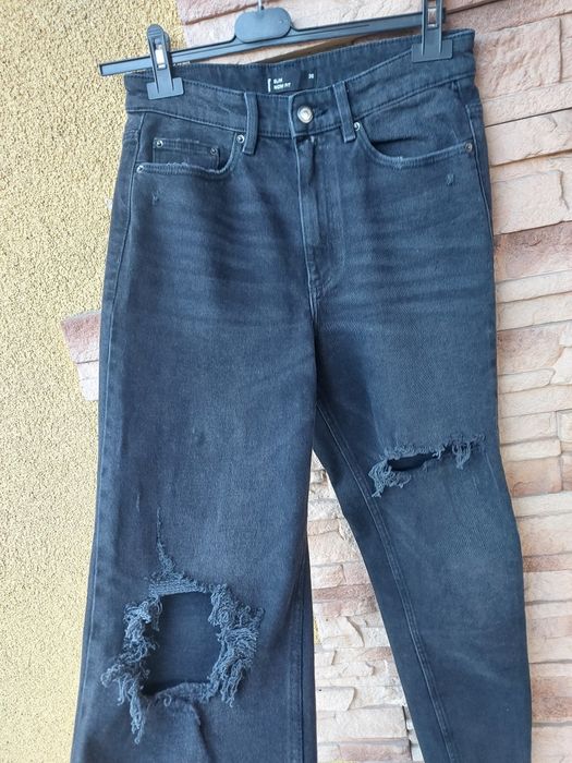 Czarne jeansy mom fit z rozdarciami