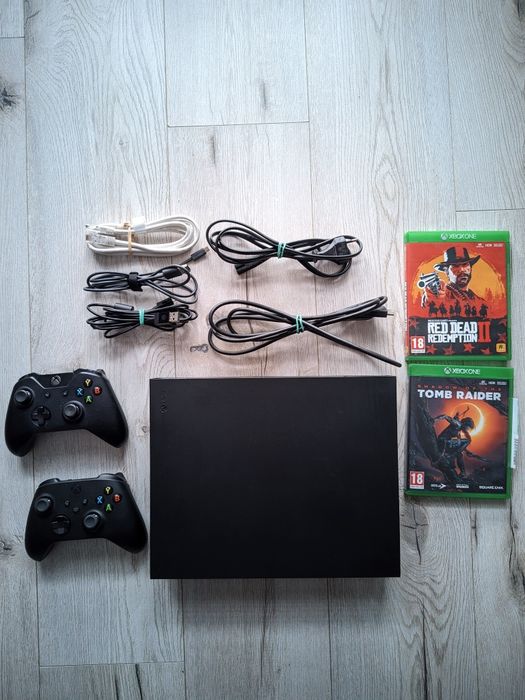 XBox One X  1TB - Stan bardzo dobry + 2 pady  +2 gry +wszystkie kable