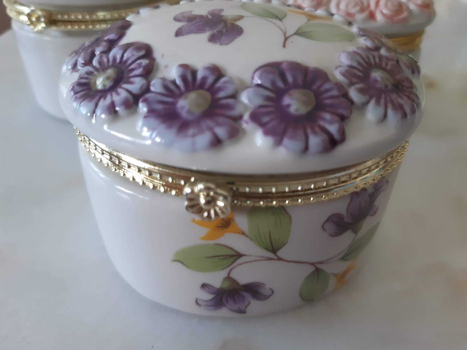 Conjunto de 3 caixas/guarda jóias porcelana, NOVAS