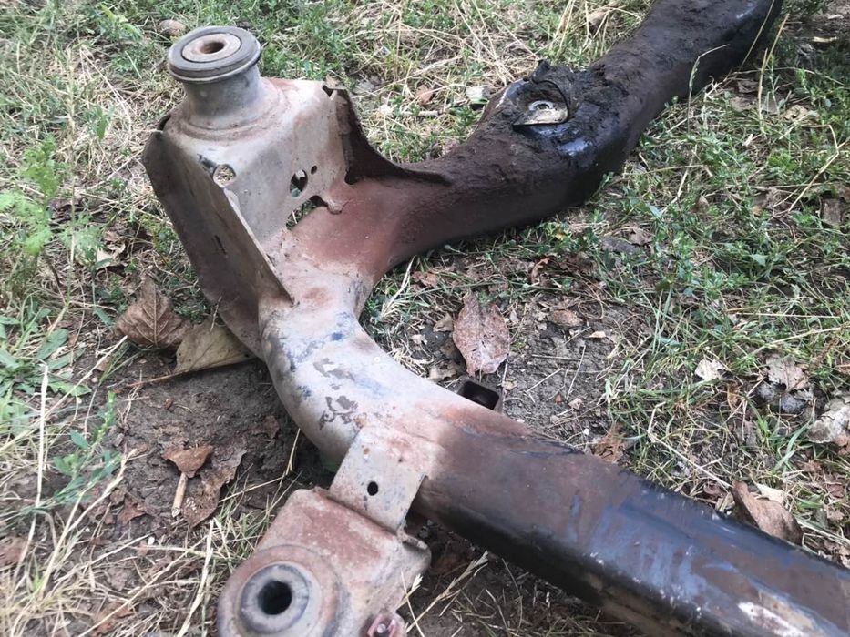 Продам передній підрамник до автомобіля Форд Мондео 2 покоління,обьем