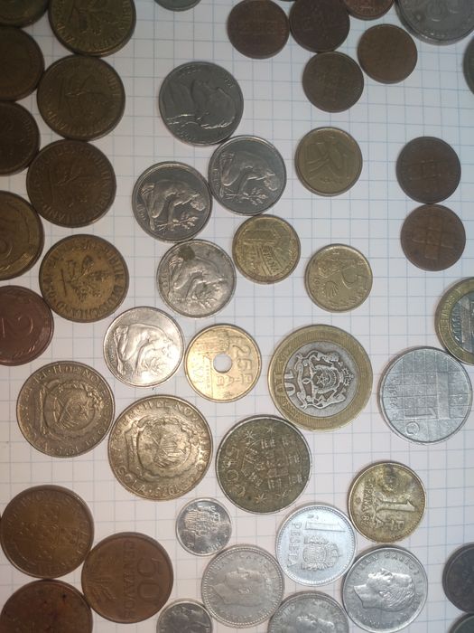 Moedas de diferentes anos e países