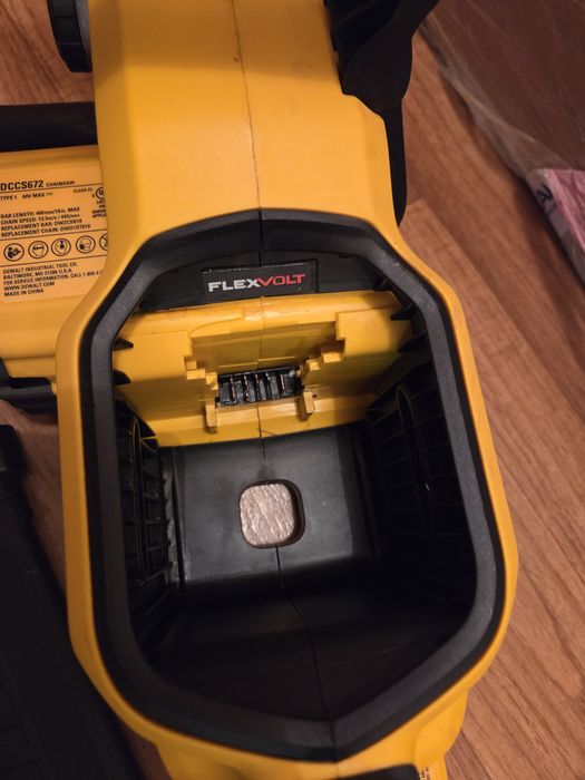 Ланцюгова пила DeWALT DCCS672  під ремонт