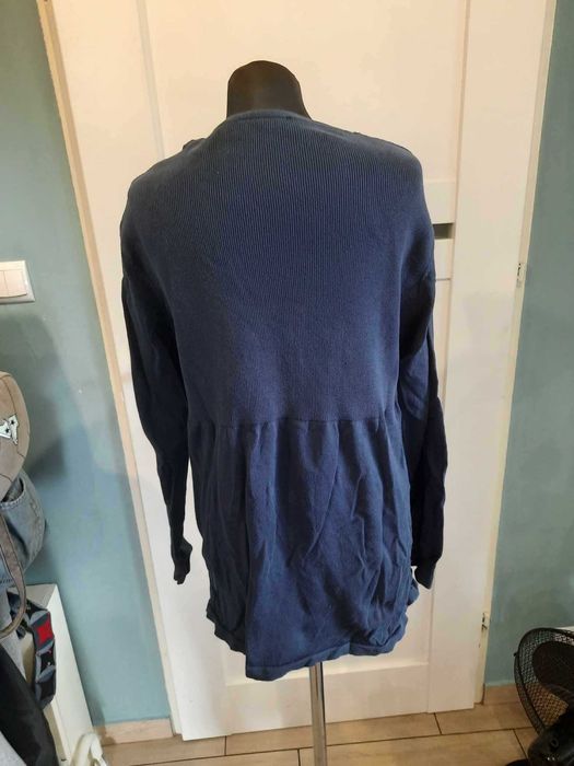 Granatowy sweter