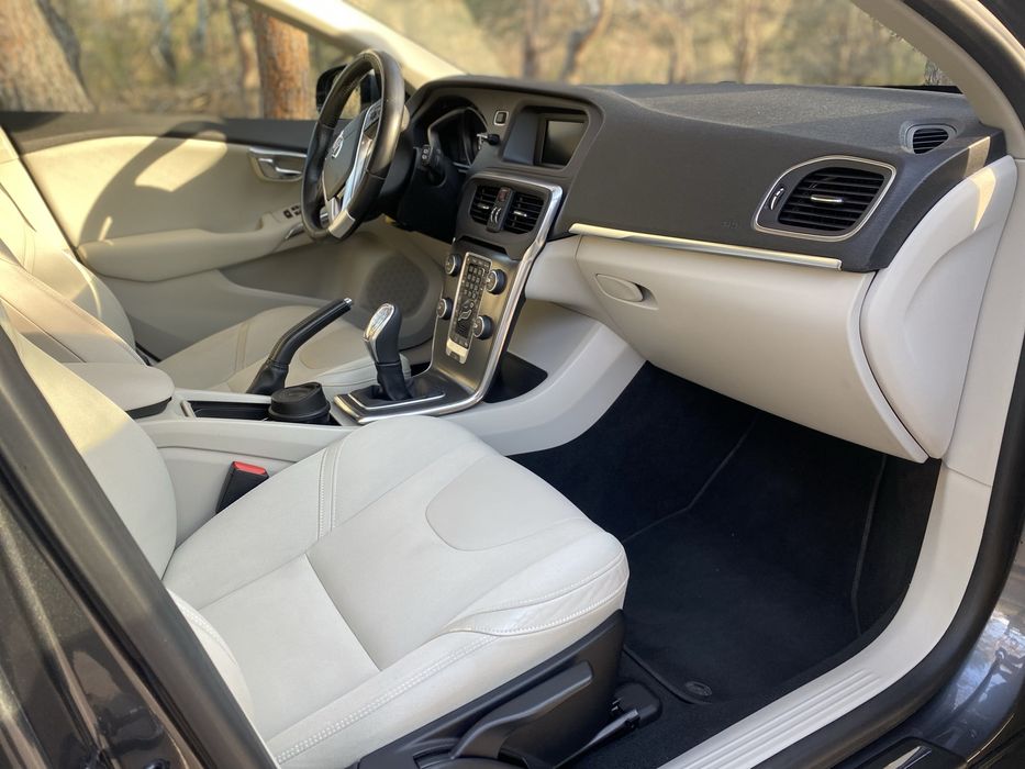 Volvo v40 2013 року