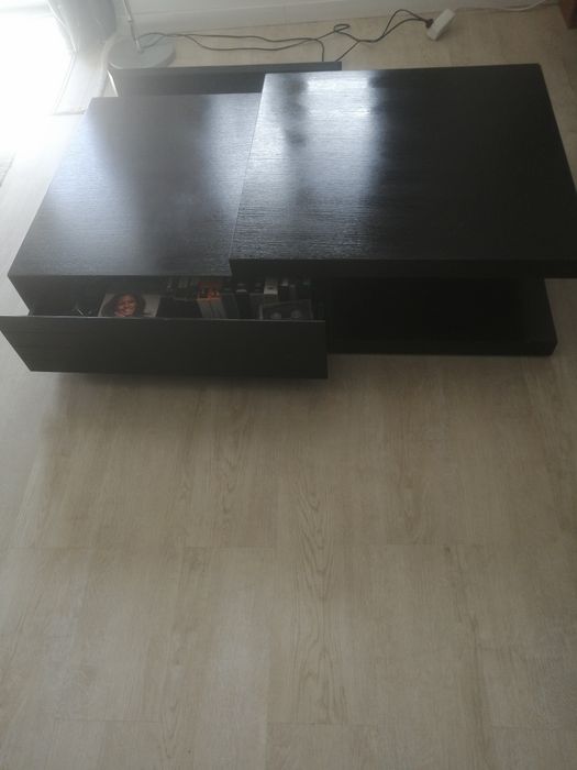 Vendo mesa de centro em madeira preta  lacada, com 1,22 de comprimento, 30cm de altura, e de lagura 70cm.possui duas  gavetas e uma  prateleira