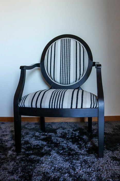 Cadeirão de sala preto e branco