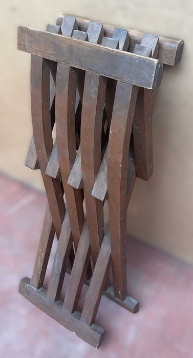 cadeira de tesoura ou estilo Savonarola, sinais de bicho