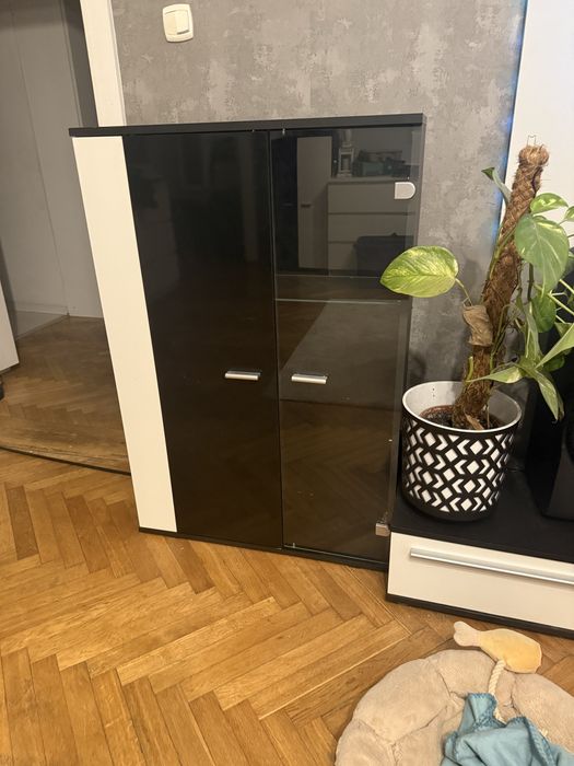 Dwie komody stojaca i wiszaca