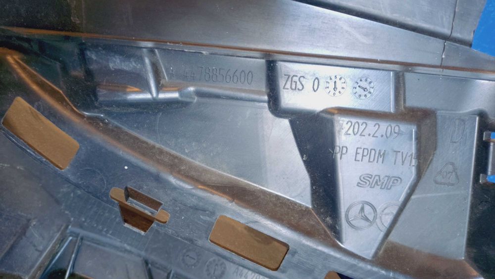 Ślizg prawy przód zderzaka A4478856600 Mercedes-Benz OE W447 ORG