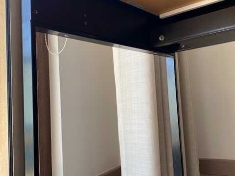 Secretária IKEA com gaveta e gestão de cabos integrada