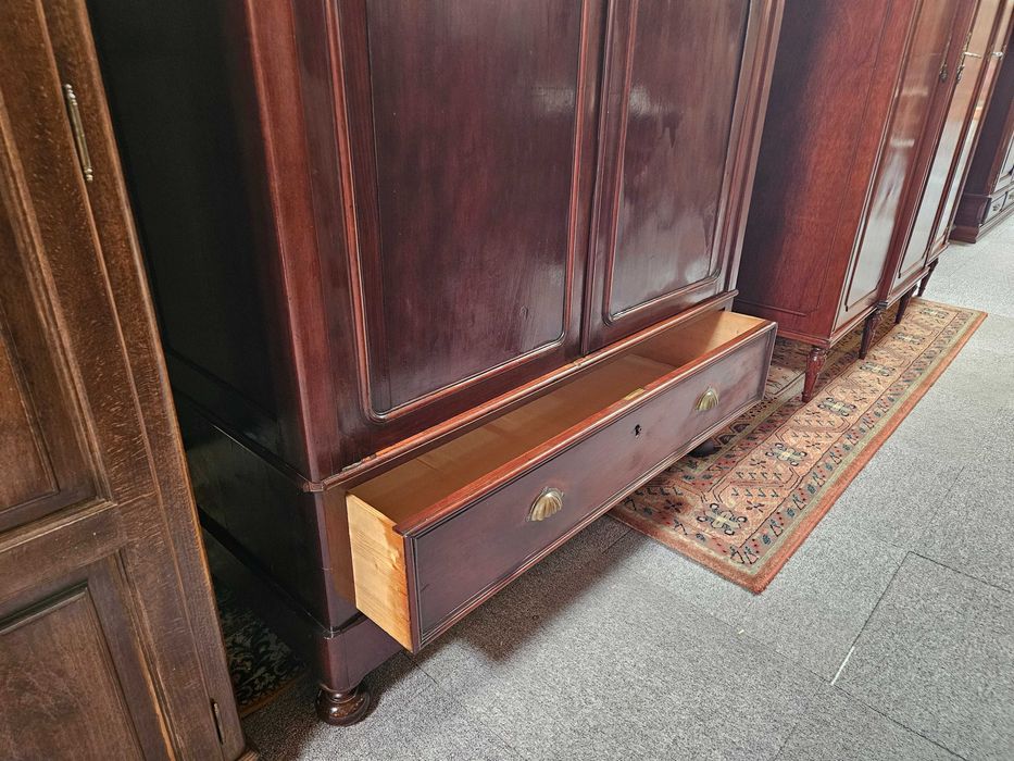 Roupeiro muito antigo de duas portas mais gaveta - Bom estado geral