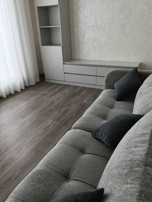 Сучасна 2 к Озерна + паркомісце,ліфт працює постійно..