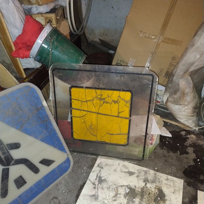 долрожні знаки на пластику