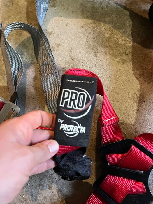 Arnês de segurança com vários acessórios