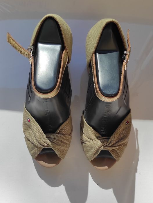 Продам босоніжки Tommy Hilfiger