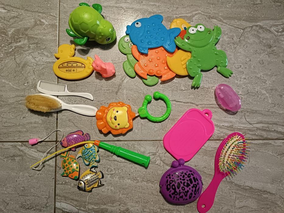 Різні іграшки для малечі