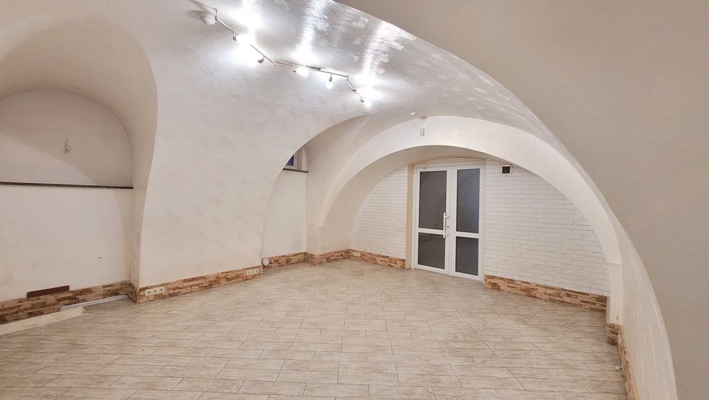 Здаю в оренду комерційне приміщення по вул Монастирській