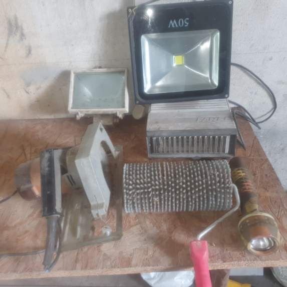 lampa 50 w, druga halogenowa; latarka na baterie sprawne i pilarka