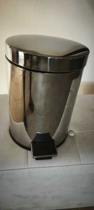 Toalheiros de WC e caixote do lixo em inox